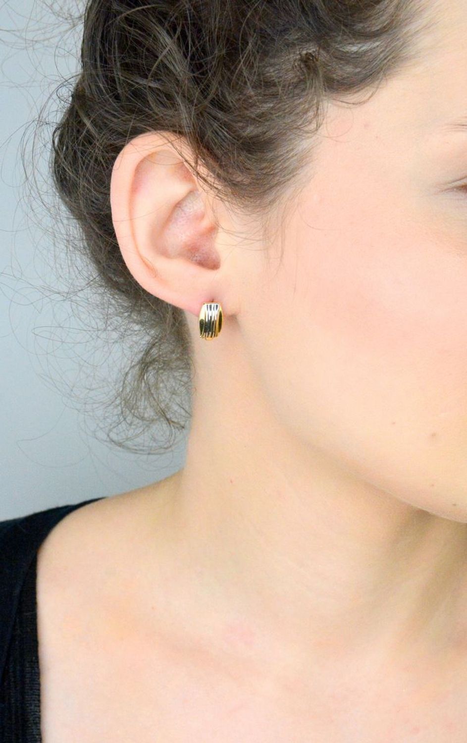 Kolczyki damskie złote 585 z żółtego i białego złota Kolczyki z zapięciem angielskim, wykonane z wysokiej jakości żółtego i białego złota, to połączenie klasyki z nowoczesnym 1.jpg